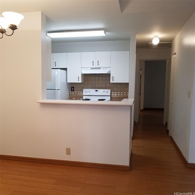 95-660 Wikao St Unit K206, Mililani, HI 96789 - kitchen featuring decorative backsplash, under cabinet range hood, white appliances, white cabinets, and wood finished floors