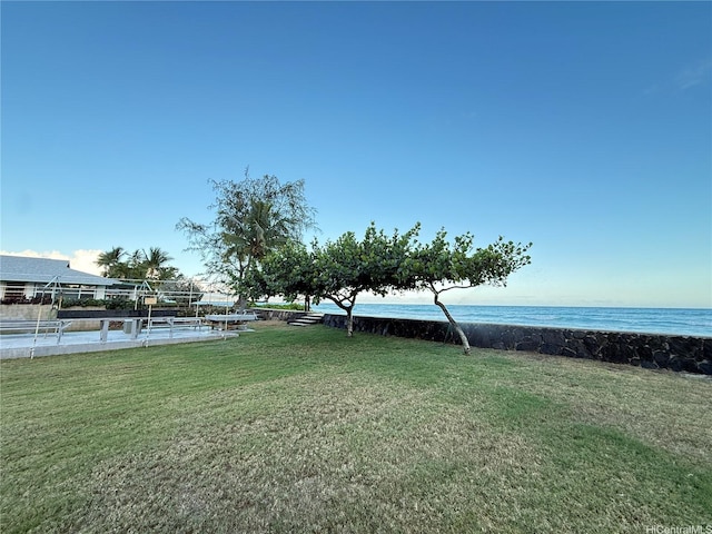 view of yard featuring a water view