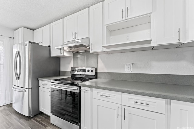 98-685 Kaonohi St Unit E, Aiea, HI 96701 - kitchen with stainless steel appliances, under cabinet range hood, wood finished floors, white cabinetry, and a textured ceiling