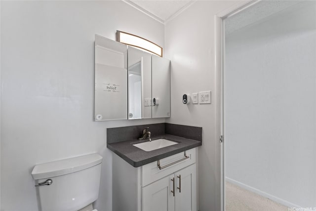 98-685 Kaonohi St Unit E, Aiea, HI 96701 - bathroom with vanity, toilet, and ornamental molding