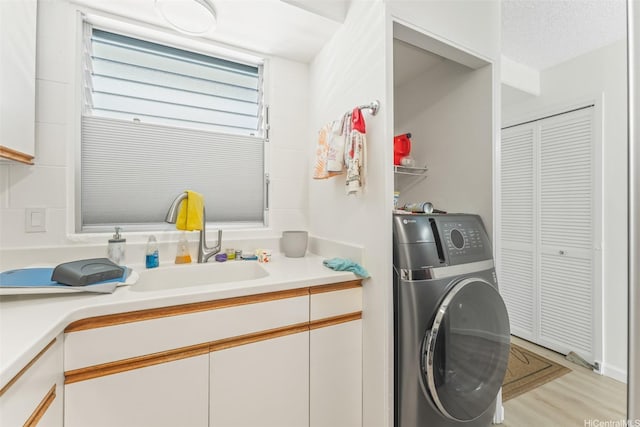 1615 Wilder Ave Unit 604, Honolulu, HI 96822 - laundry area with washer / clothes dryer and light wood-style flooring
