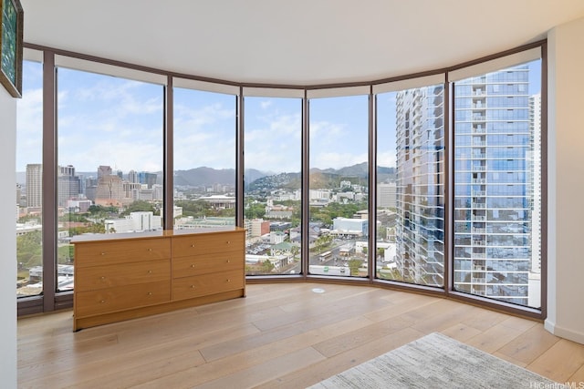 425 S St Unit 2004, Honolulu, HI 96813 - spare room featuring floor to ceiling windows, a view of city, a mountain view, and light wood-style flooring