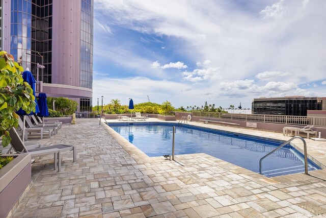 425 S St Unit 2004, Honolulu, HI 96813 - community pool with a patio