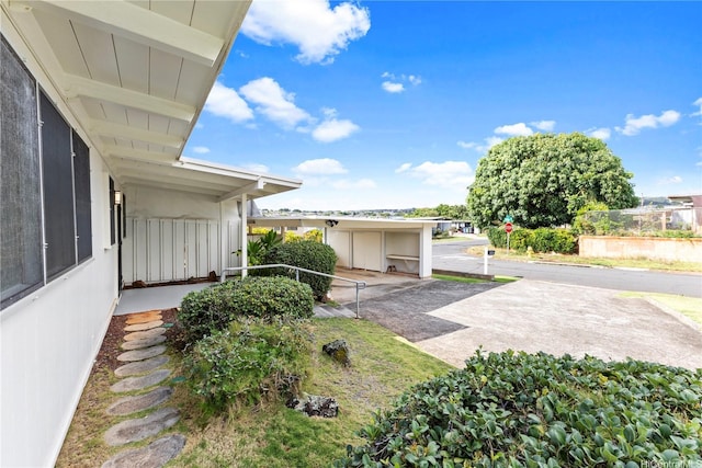 view of yard with driveway