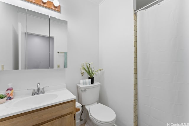 full bathroom with toilet, a shower with curtain, and vanity