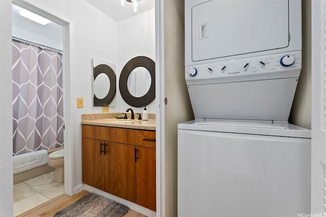 46-058 Aliikane Pl Unit 2123, Kaneohe, HI 96744 - full bathroom featuring stacked washer / drying machine, toilet, vanity, wood finished floors, and curtained shower