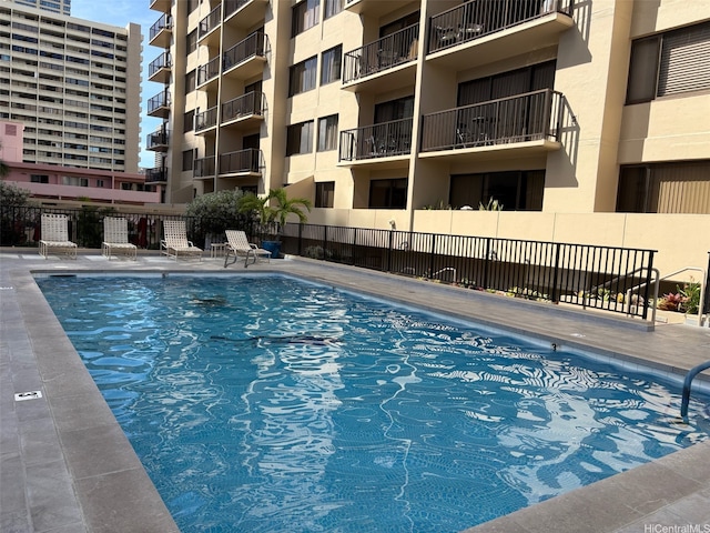 2140 Kuhio Ave Unit 911, Honolulu, HI 96815 - pool featuring fence