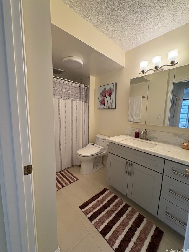 2140 Kuhio Ave Unit 911, Honolulu, HI 96815 - full bathroom featuring toilet, vanity, a textured ceiling, and curtained shower