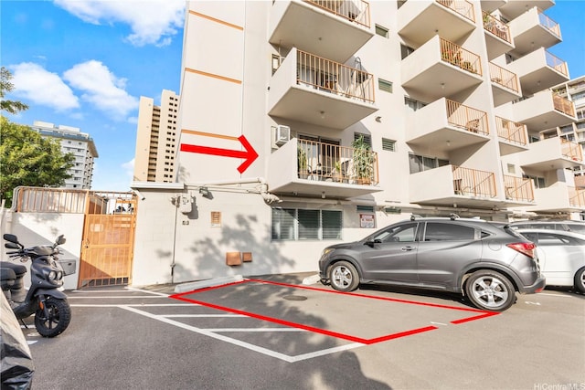 236 Liliuokalani Ave Unit 201, Honolulu, HI 96815 - view of apartment building / complex with uncovered parking