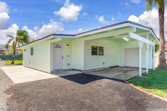ranch-style home with driveway