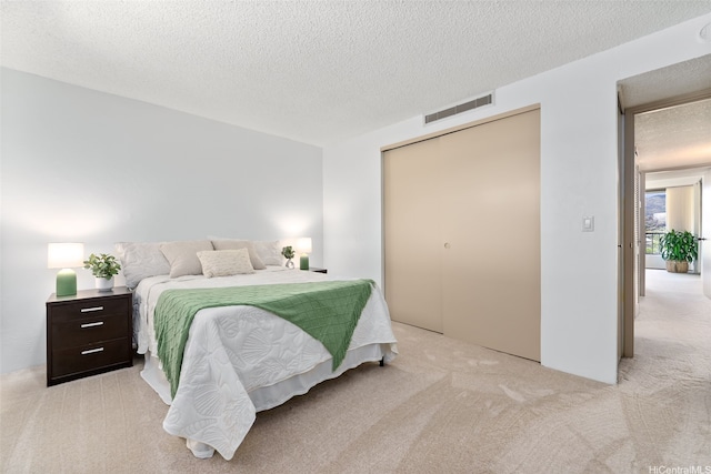 500 Lunalilo Home Rd Unit 25B, Honolulu, HI 96825 - bedroom featuring a closet, light colored carpet, a textured ceiling, and visible vents