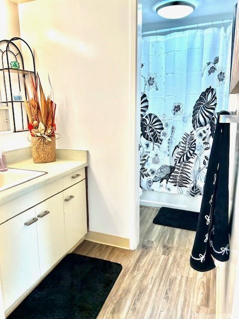 1620 Keeaumoku St Unit 404, Honolulu, HI 96822 - full bathroom featuring vanity, toilet, baseboards, and wood finished floors