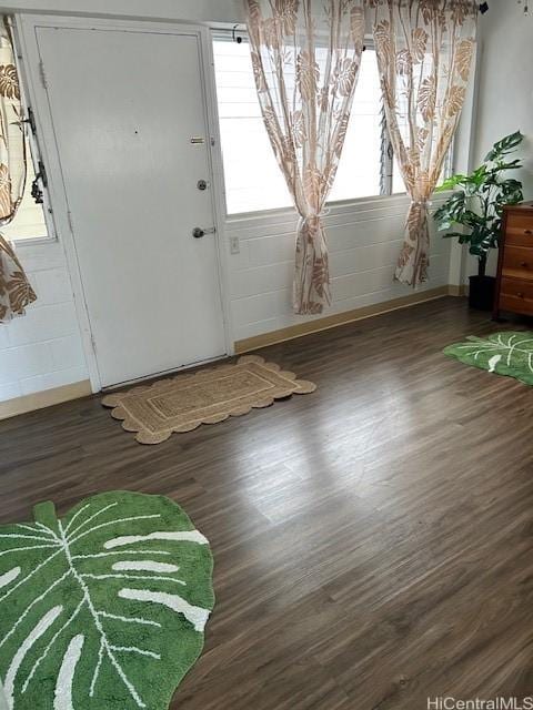 1620 Keeaumoku St Unit 404, Honolulu, HI 96822 - foyer with wood finished floors and baseboards