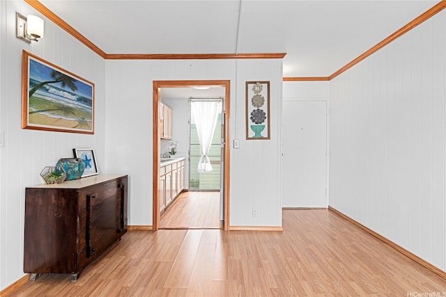 1045 Aheahe Ave Unit 315, Wahiawa, HI 96786 - foyer entrance featuring light wood-type flooring, crown molding, and baseboards