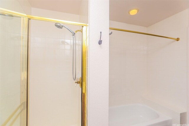 95-1491AINAMAKUADR Ainamakua Dr Unit 5, Mililani, HI 96789 - full bath with a washtub and a shower with door