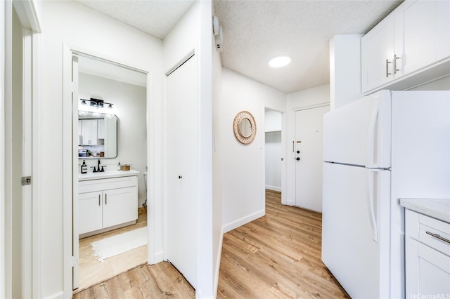 1031 Maunaihi Pl Unit 802, Honolulu, HI 96822 - hallway featuring light wood-type flooring and a sink