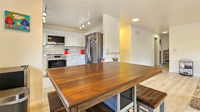 92-1145 Panana St Unit 1608, Kapolei, HI 96707 - kitchen featuring decorative backsplash, light wood-style floors, light countertops, white cabinetry, and appliances with stainless steel finishes