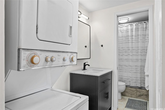 68-090 Au St Unit E102, Waialua, HI 96791 - bathroom featuring vanity, stacked washer / drying machine, a shower with curtain, and toilet