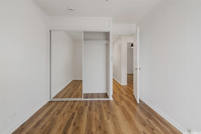 92-801 Makakilo Dr Unit H50, Kapolei, HI 96707 - unfurnished bedroom featuring a closet, ornamental molding, and wood finished floors