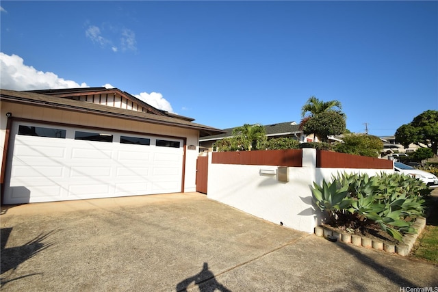 3152 Mokihana Sts, Honolulu, HI 96816 - garage featuring fence