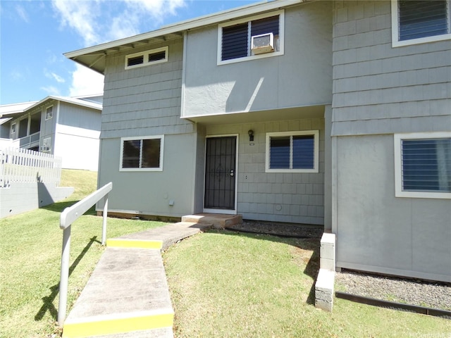view of front of property featuring fence and a front lawn