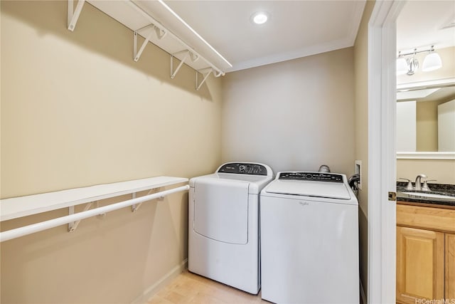 92-918 Hame Pl Unit 21/103, Kapolei, HI 96707 - laundry area featuring washer and clothes dryer, baseboards, light wood-type flooring, crown molding, and recessed lighting