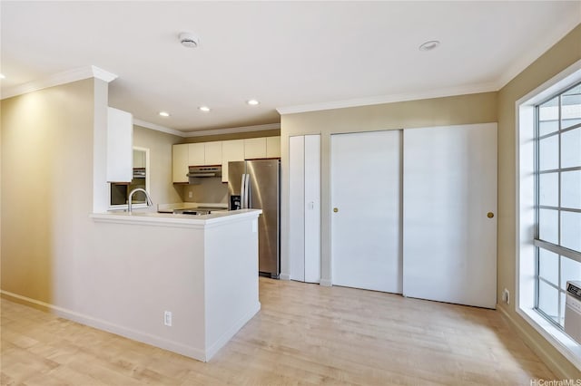 92-918 Hame Pl Unit 21/103, Kapolei, HI 96707 - kitchen featuring stainless steel fridge with ice dispenser, under cabinet range hood, crown molding, a peninsula, and light wood-type flooring
