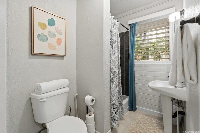 75 Kihapai St Unit 10, Kailua, HI 96734 - full bath featuring tile patterned floors, baseboards, toilet, and shower / tub combo