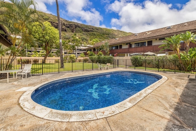 6215 Kawaihae Pl Unit B102, Honolulu, HI 96825 - view of swimming pool featuring a mountain view, fence, and a patio area