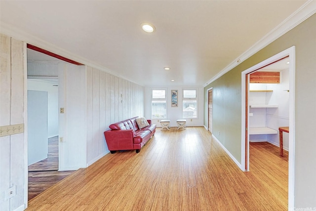 living area featuring light wood-style floors, ornamental molding, baseboards, and recessed lighting