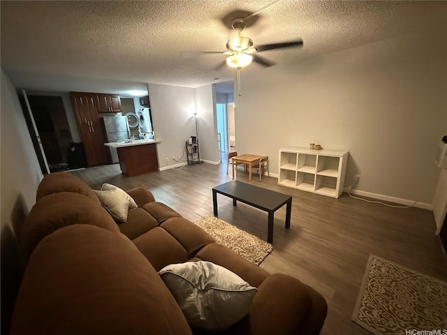 95-020 Waihonu St Unit C402, Mililani, HI 96789 - living area featuring dark wood-type flooring, a textured ceiling, ceiling fan, and baseboards