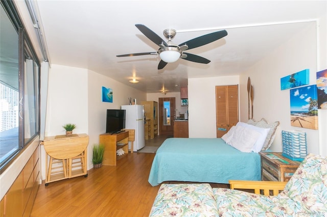 1700 Ala Moana Blvd Unit 1602, Honolulu, HI 96815 - bedroom featuring light wood-style floors, freestanding refrigerator, ceiling fan, and a closet