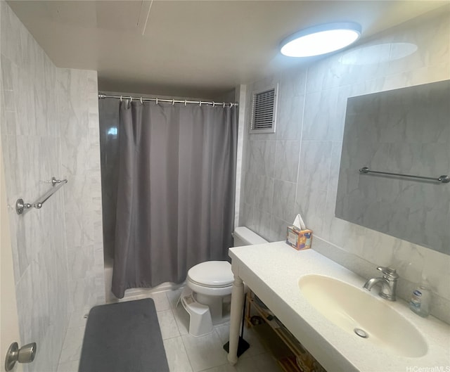full bath featuring visible vents, vanity, curtained shower, toilet, and tile walls
