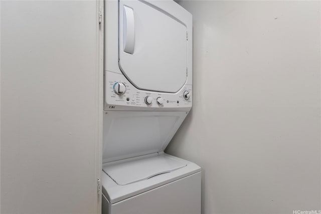 2600 Pualani Way Unit 3102, Honolulu, HI 96815 - laundry area with stacked washer / dryer
