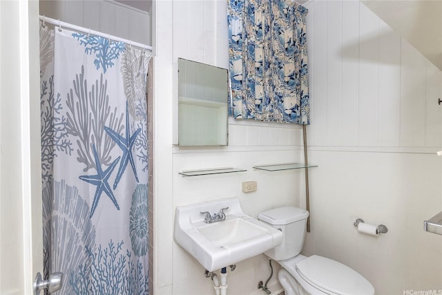full bathroom featuring a sink, a shower with curtain, and toilet