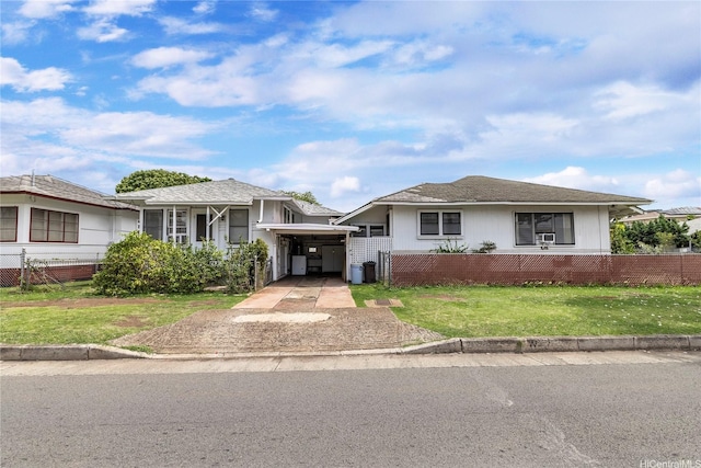 view of front of home featuring a carport, driveway, and a front yard