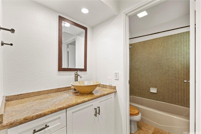 46-130 Kiowai St Unit 2724, Kaneohe, HI 96744 - bathroom featuring toilet, a textured wall, shower / washtub combination, and vanity