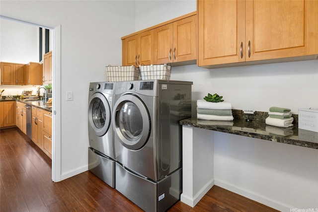 laundry room featuring separate washer and dryer, a sink, dark wood-style flooring, and baseboards