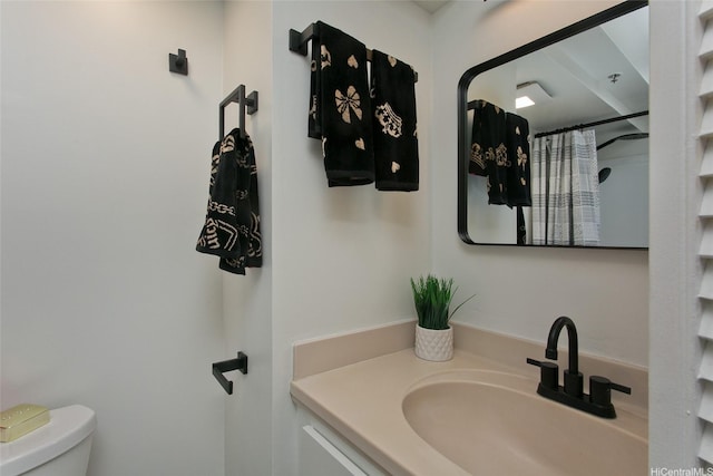 full bath featuring vanity, toilet, and a shower with shower curtain