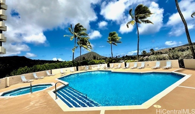 250 Kawaihae St Unit 18D, Honolulu, HI 96825 - community pool featuring a hot tub, a mountain view, and a patio area