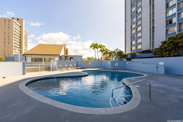 3045 Ala Napuaa Pl Unit 311, Honolulu, HI 96818 - community pool featuring fence and a patio area