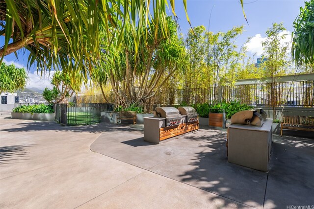 1001 Queen St Unit 1010, Honolulu, HI 96814 - view of patio featuring an outdoor kitchen