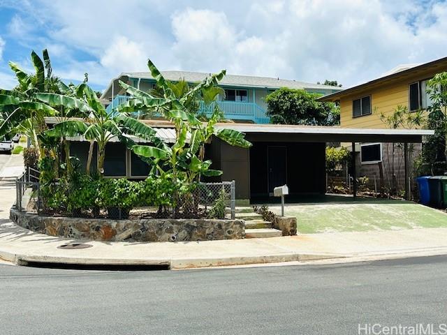 view of front facade featuring driveway and a carport