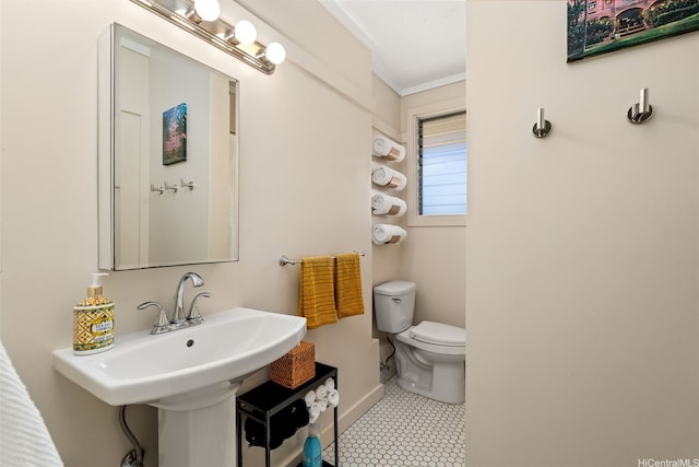 760 Onaha St, Honolulu, HI 96816 - bathroom with toilet, baseboards, and crown molding