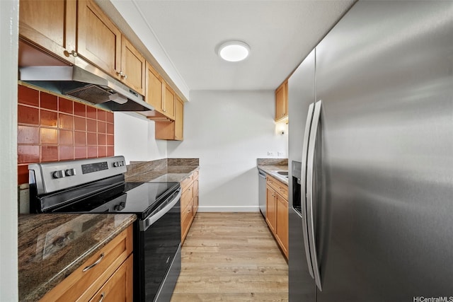 92-783 Makakilo Dr Unit C19, Kapolei, HI 96707 - kitchen with stainless steel appliances, under cabinet range hood, baseboards, light wood-style flooring, and tasteful backsplash
