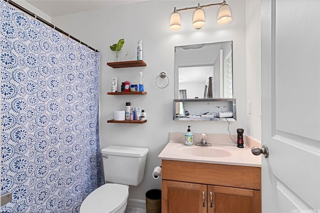 bathroom with toilet, a shower with curtain, and vanity