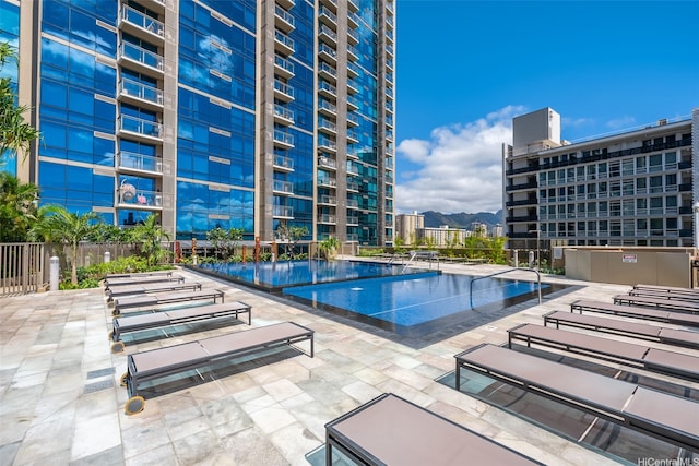 1200 Queen Emma St Unit 1401, Honolulu, HI 96813 - community pool with a patio area and a mountain view