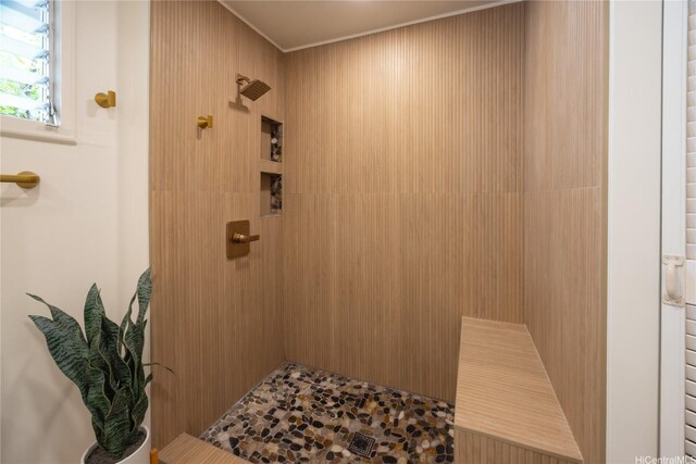 44-102 Kauinohea Pl, Kaneohe, HI 96744 - bathroom featuring tiled shower