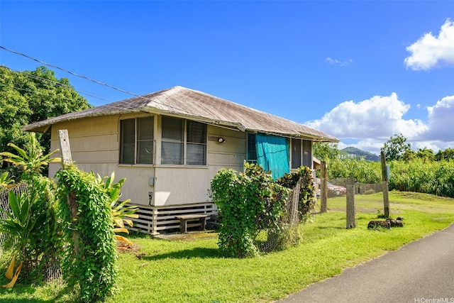 bungalow featuring fence and a front yard