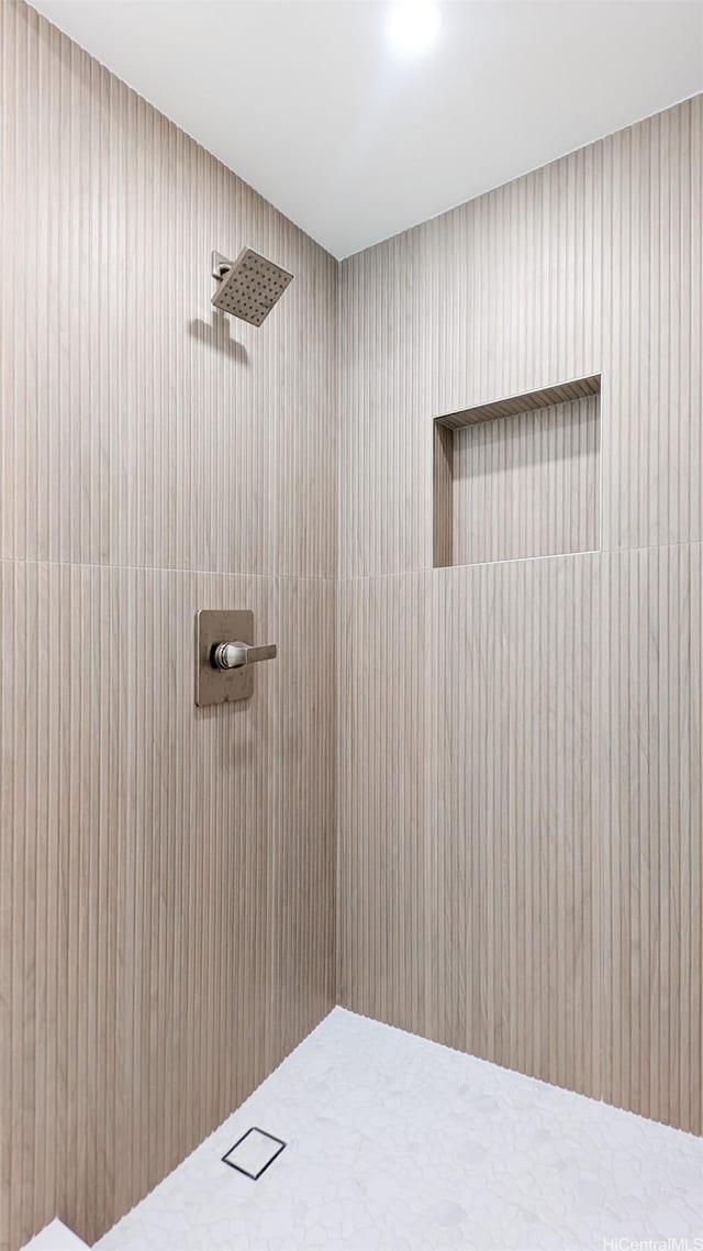 full bath featuring tiled shower